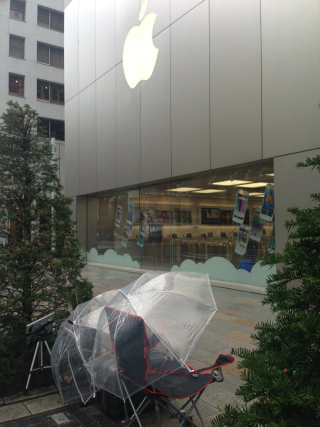 Illustration for article titled Tokyo Man Already Lined Up for the iPhone 5S